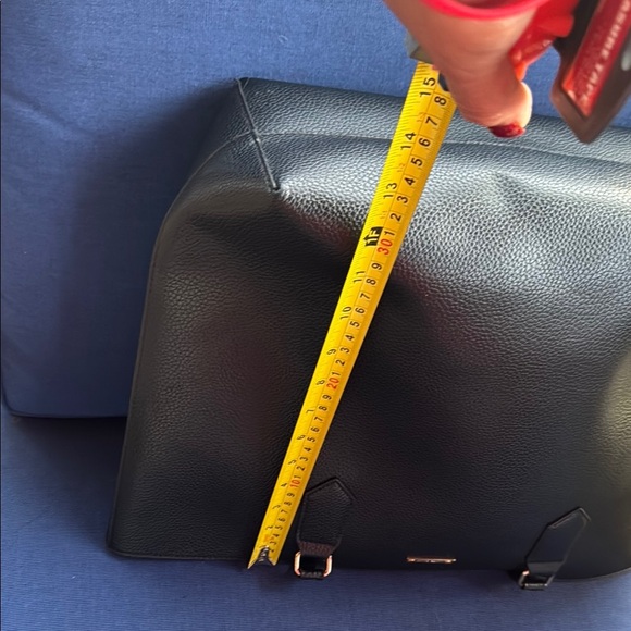 Sleek Black Leather Tote with Structured Design - Picture 8 of 8